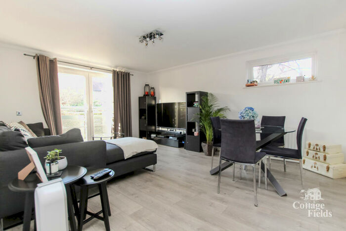2 Bedroom Flat To Rent In Green Lanes, Winchmore Hill, - Two Double Bedroom Ground Floor Apartment, N21