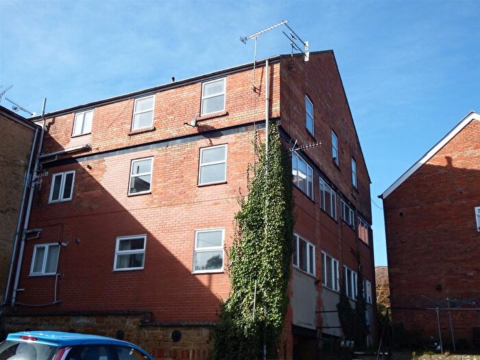2 Bedroom Flat To Rent In Dairy Court, Crewkerne, Somerset, TA18