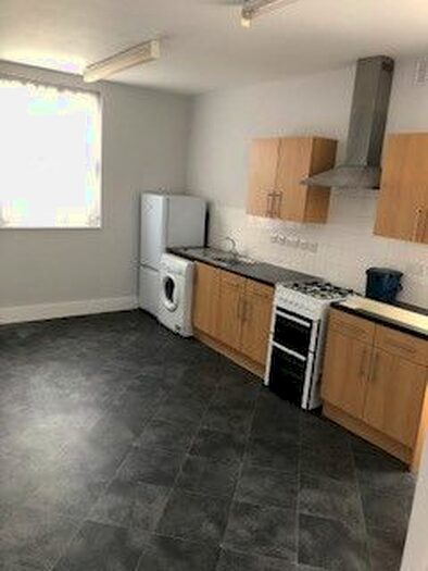 2 Bedroom Flat To Rent In Finchley Road, Westcliff-On-Sea, Essex, SS0
