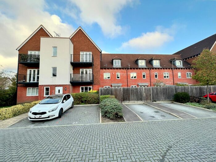 2 Bedroom Flat To Rent In Outfield Crescent, Wokingham, RG40