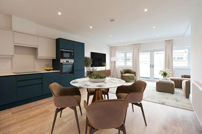 2 Bedroom Apartment For Sale In St Andrews Court, Thame, OX9