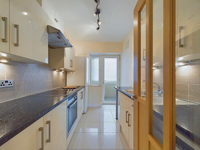 2 Bedroom Flat To Rent In Winchelsea Gardens, Worthing, BN11