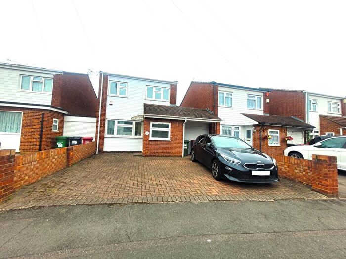 4 Bedroom House To Rent In Burnham Lane, Slough, SL1