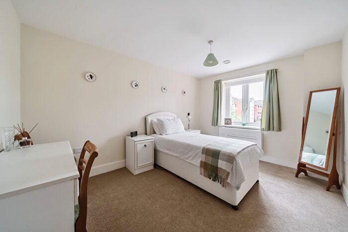1 Bedroom Flat For Sale In Clover Leaf Court, Ackender Road, Alton, Hampshire, GU34