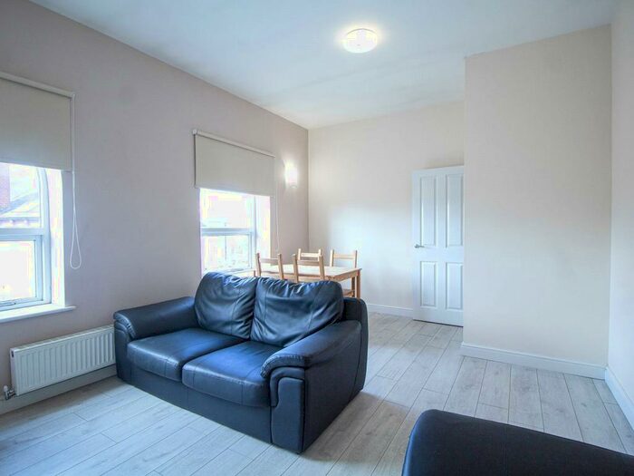 3 Bedroom Apartment To Rent In Clarendon Road, Leeds, West Yorkshire, LS2