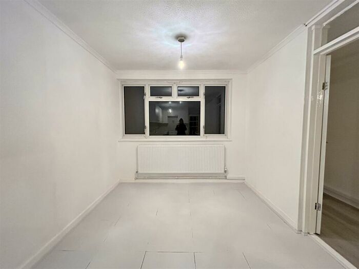 2 Bedroom Flat To Rent In Barn Mead, Harlow, CM18