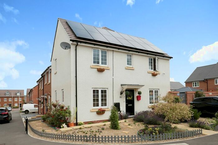 3 Bedroom Semi-Detached House For Sale In Harrowell Close, Cawston, Rugby, CV23