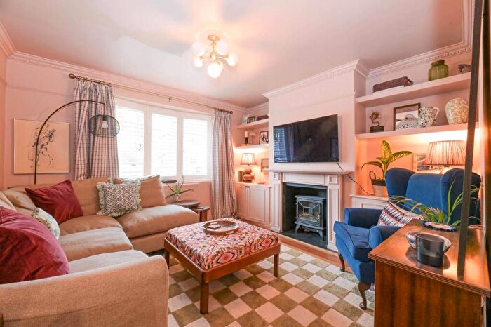 2 Bedroom Flat To Rent In Cottage Grove, Surbiton, KT6