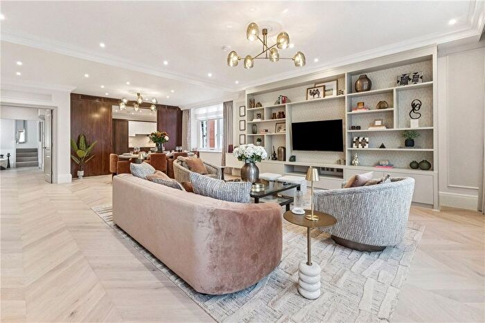 3 Bedroom Flat To Rent In Stratton Street, Mayfair, London, W1J