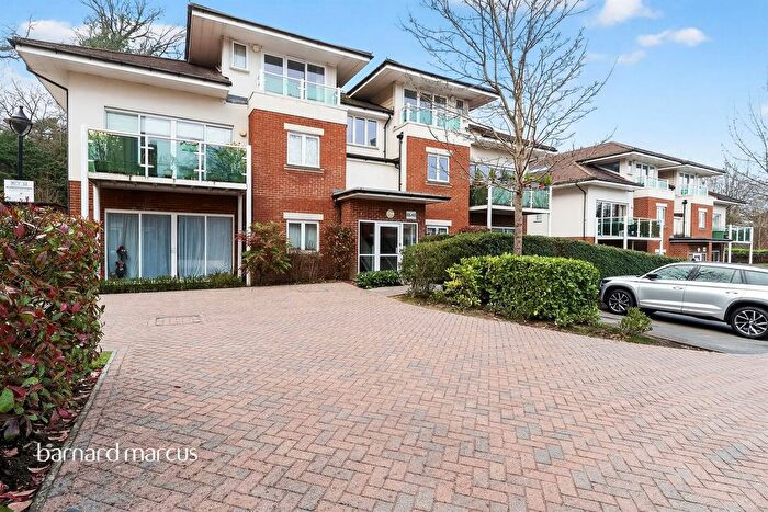 2 Bedroom Flat For Sale In Hill View, Dorking, RH4