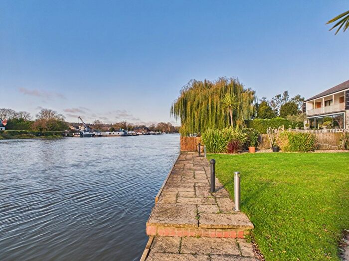 4 Bedroom Detached House To Rent In Hythe End Road, Wraysbury, Staines-Upon-Thames, Berkshire, TW19