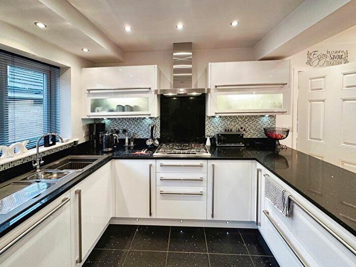 3 Bedroom Bungalow For Sale In Fulwood Close, Bury, BL8