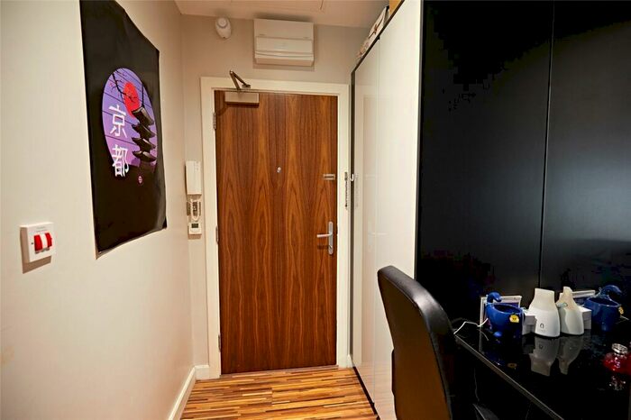 Apartment To Rent In Apt, Cross Street #, M2
