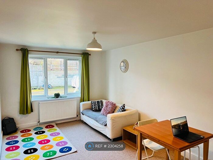 1 Bedroom Flat To Rent In Henley Court, London, SE15