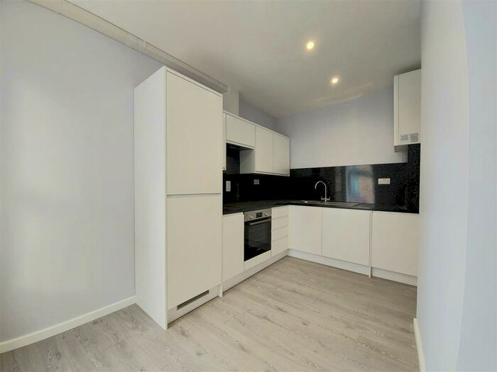 3 Bedroom Apartment To Rent In High Street, Sutton, SM1