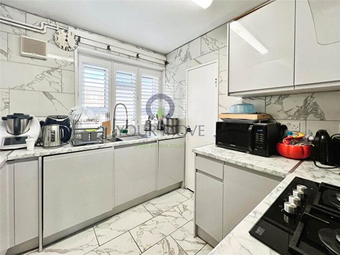 2 Bedroom Flat To Rent In Wythens Walk, London, SE9