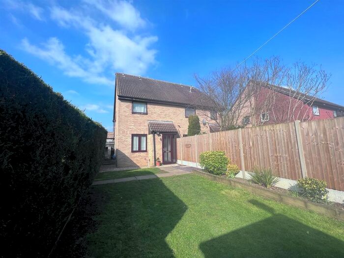 1 Bedroom Mews To Rent In Peerless Drive, Harefield, Uxbridge, UB9