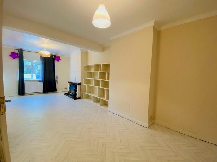 3 Bedroom House To Rent In Warwick Road, Enfield, EN3