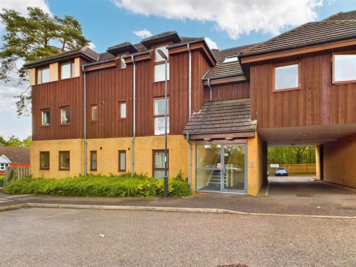 2 Bedroom Flat To Rent In Oakwood Court, Tollgate Hill, RH11