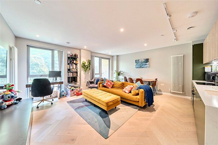 2 Bedroom Flat For Sale In Cross Lane, London, N8