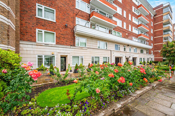 3 Bedroom Flat For Sale In Prince Albert Road, St John's Wood, London, NW8
