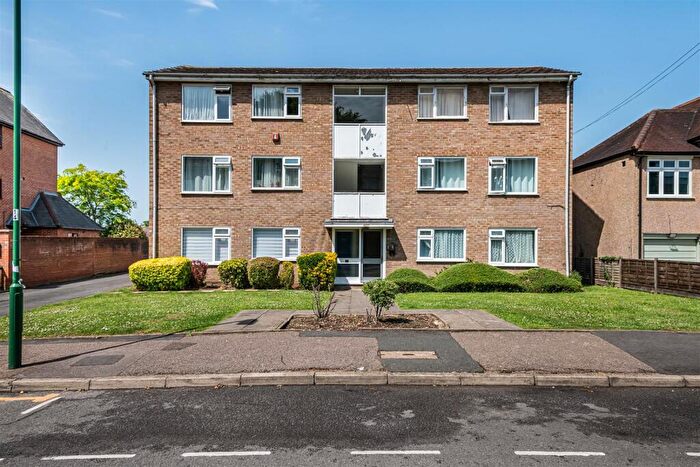 1 Bedroom Apartment For Sale In Thicket Road, Sutton, SM1