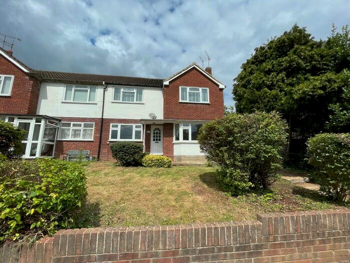 2 Bedroom Ground Maisonette To Rent In Shrublands Close, Chigwell, Essex, IG7