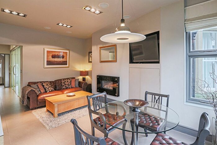 2 Bedroom Flat For Sale In Franklin Road, Harrogate, HG1