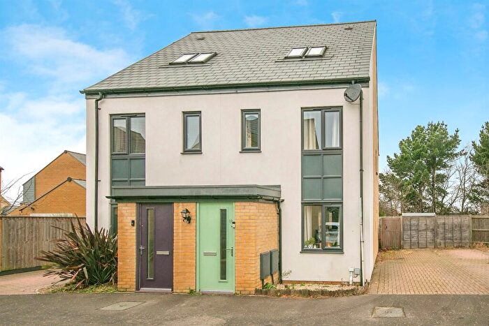 3 Bedroom Semi-Detached House For Sale In Elvedon Close, Ipswich, IP3