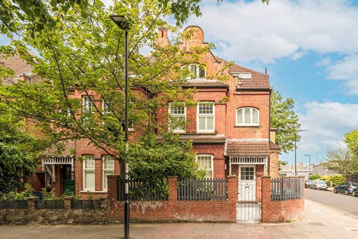 2 Bedroom Flat For Sale In Acton Lane, Chiswick, W4