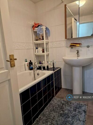 2 Bedroom Flat To Rent In Hillview Court, Woking, GU22