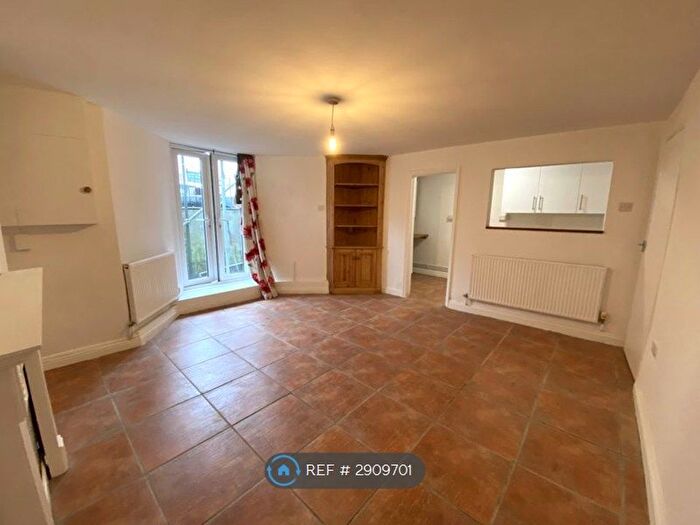 1 Bedroom Flat To Rent In York Place, Newport, NP20
