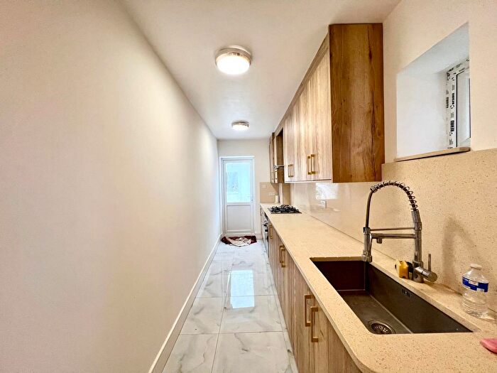 5 Bedroom End Of Terrace House To Rent In Spencer Road, Slough, SL3