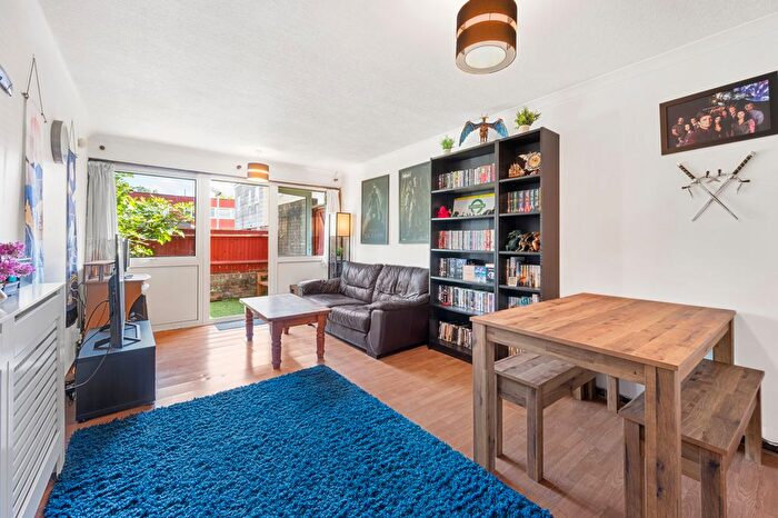 2 Bedroom Flat For Sale In Farnham Gardens, Raynes Park, SW20