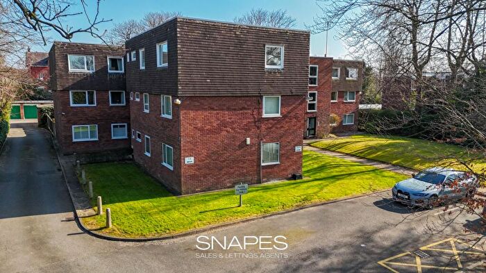 2 Bedroom Flat For Sale In Bramhall Lane, Stockport, SK3