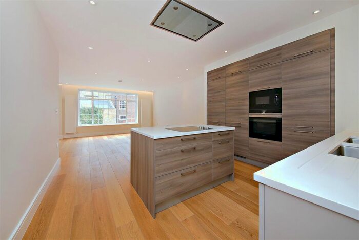 2 Bedroom Flat To Rent In Beechcroft Avenue, Golders Green, London, NW11