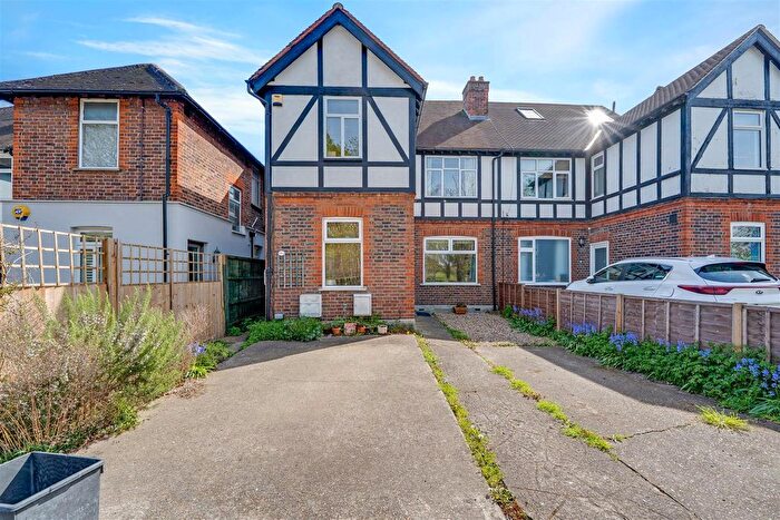 3 Bedroom Flat For Sale In Wellington Road, Twickenham, TW2