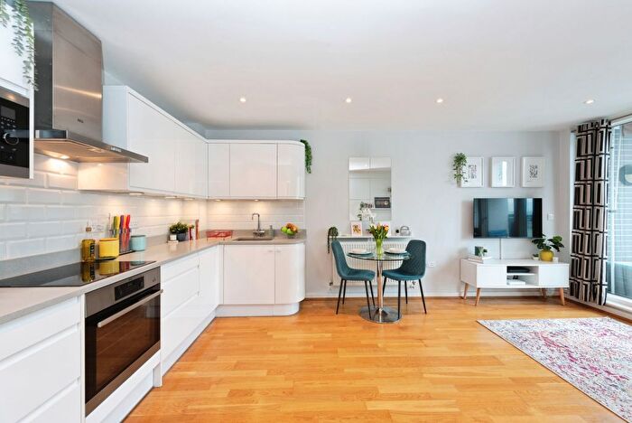 2 Bedroom Flat For Sale In Clayponds Lane, Brentford, TW8