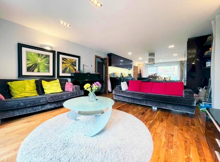 4 Bedroom Town House To Rent In King`S Mill Way, Uxbridge, UB9