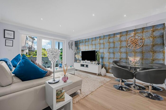 2 Bedroom Flat For Sale In Bridge House, Bridge Wharf, Chertsey, KT16