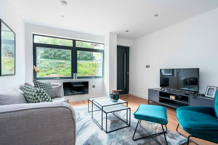 1 Bedroom Flat To Rent In Hopewood Park, Deepdene Avenue, Dorking RH5