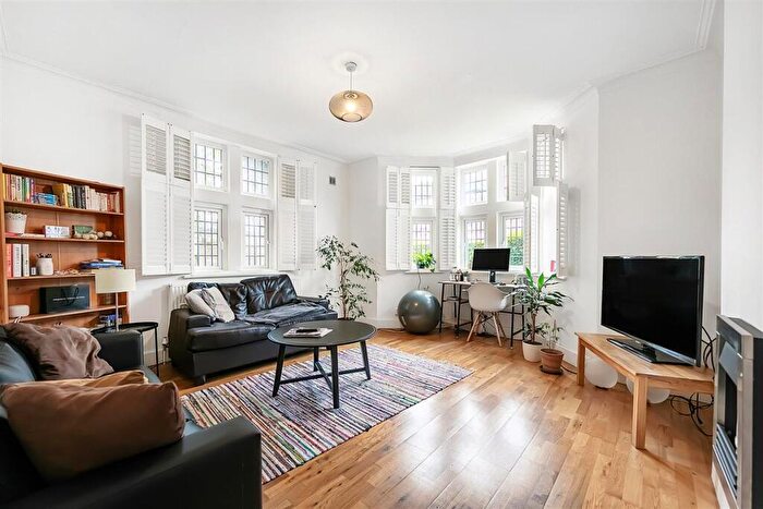 3 Bedroom Flat To Rent In Hazelbourne Road, SW12