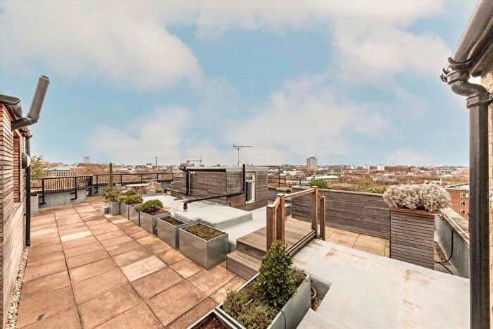 Flat To Rent In Charterhouse Square, Clerkenwell, EC1M