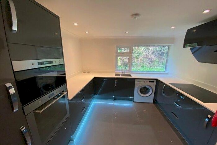 2 Bedroom Flat To Rent In Beechwood Road, Caterham, CR3