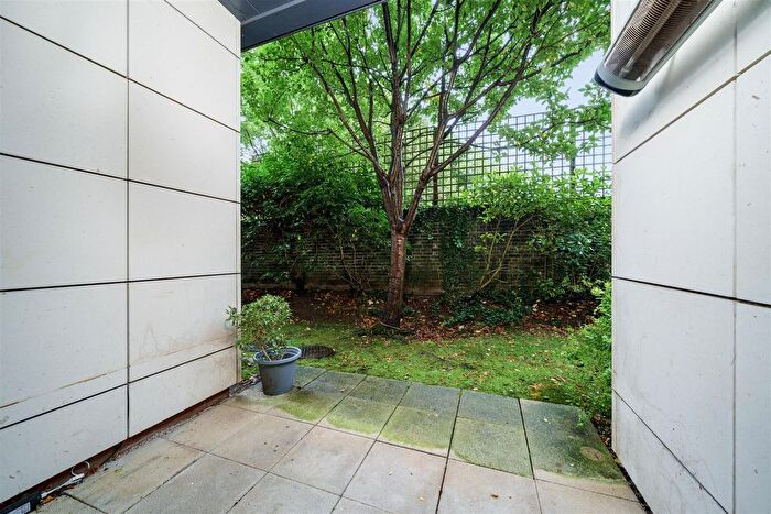1 Bedroom Flat For Sale In Chartfield Avenue, Putney Hill, SW15