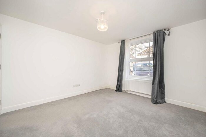3 Bedroom Flat To Rent In Saxon Drive, London, W3