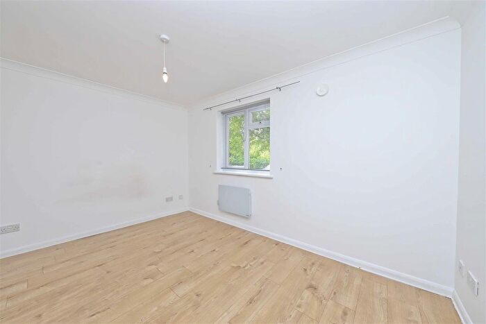 1 Bedroom Flat For Sale In Gainsborough Road, Hayes, UB4
