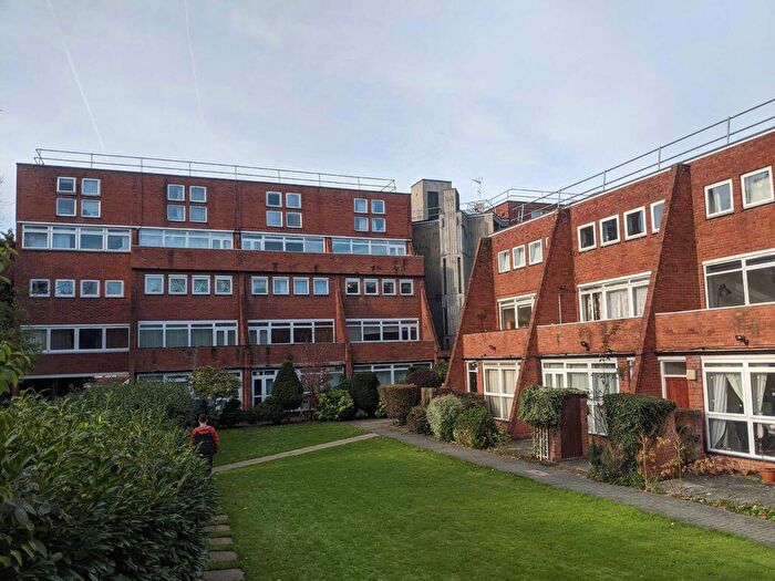 2 Bedroom Flat For Sale In Holden Avenue, Finchley, N12