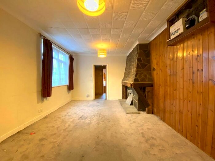 3 Bedroom For Sale In Boyd Road, Colliers Wood, London, SW19