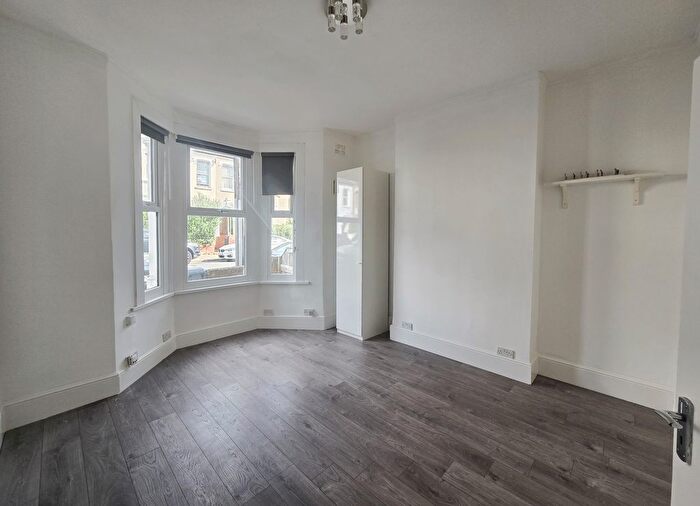 3 Bedroom Flat To Rent In Blakemore Road, London, SW16
